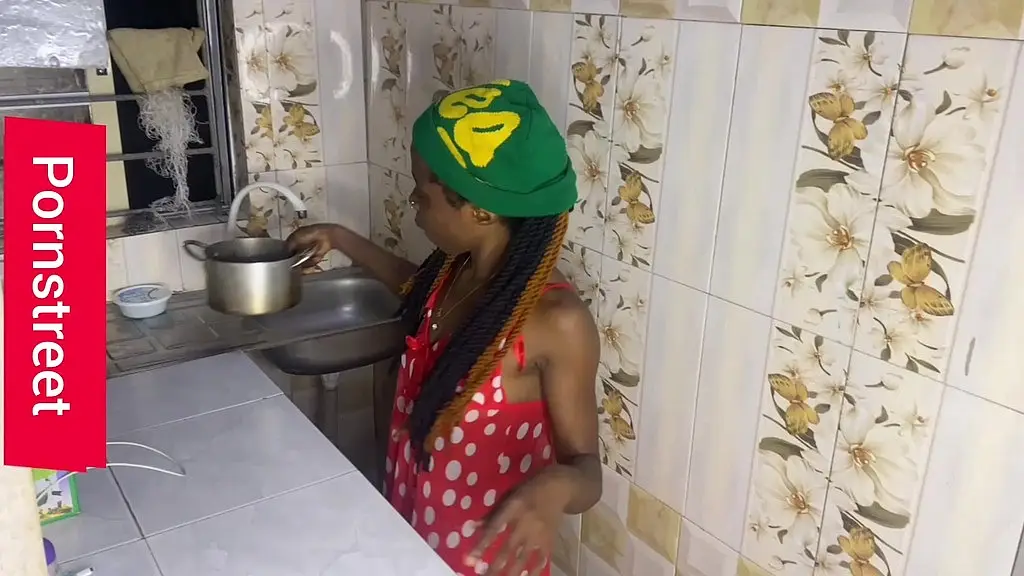 моему телу нужен секс, и я не могу дождаться, пока она закончит готовить, поэтому я пошел встретиться с ней на кухню