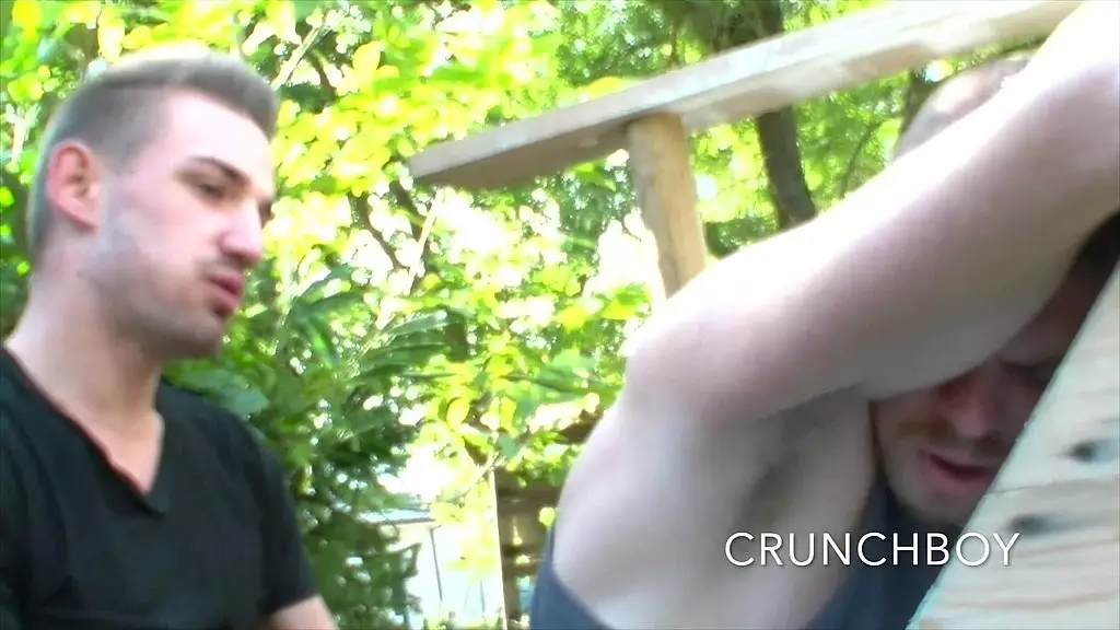 2094 лео трахается без презерватива на открытом воздухе в его друге