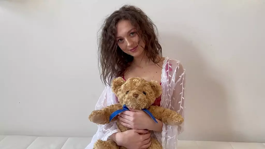 18 лет, и она просит нас доминировать над ней сексуально между двумя мужчинами