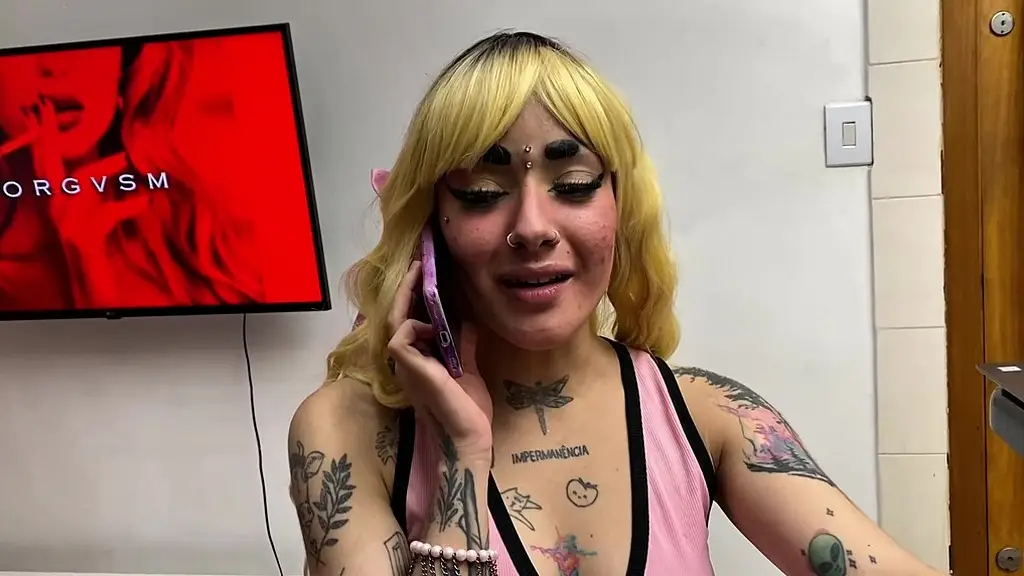 o negao foi arrumar meu interfone e me fodeu no pelo