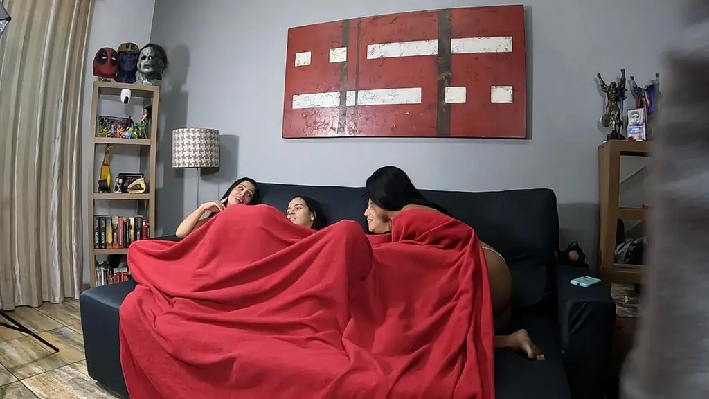 orgia selvagem: 4 gostosas fazem oral em dobro com 2 sortudos