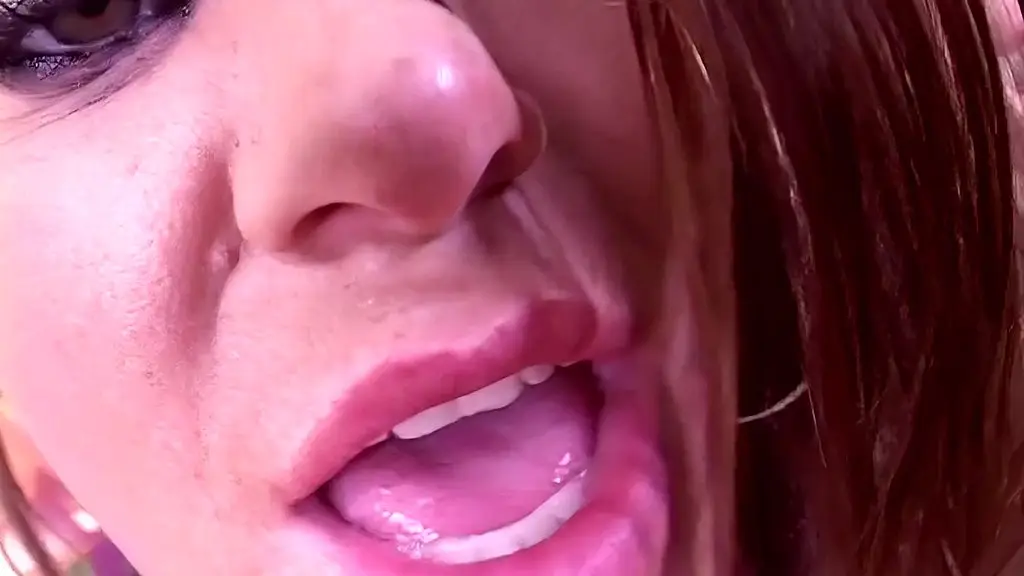 она встречается с подружкой, которая лижет ее киску, а затем трахает ее щель каким-то