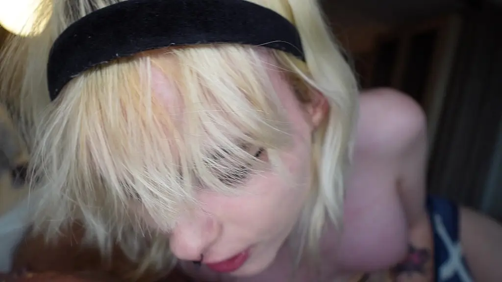 потрясающая блондинка-трансвестит Сплит принимает огромный член перед вечеринкой