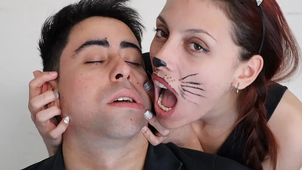 голодный котёнок! фетиш лизания лица