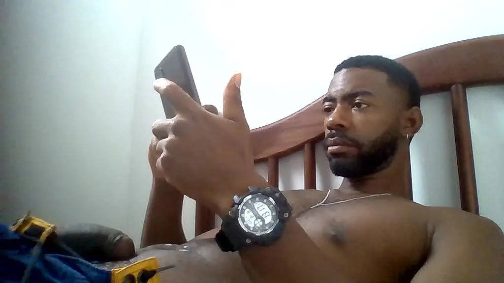 batendo uma punheta Assindo Porno No XVideos e Gozando Gostoso