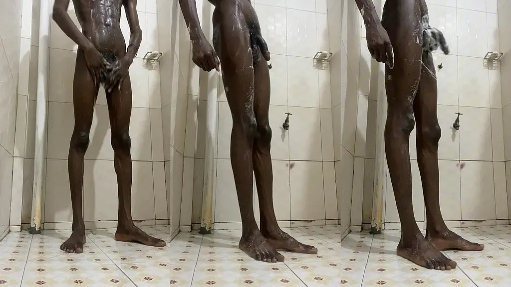 поглаживаю свой член в душе