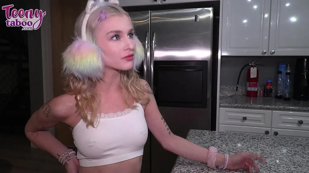 bratty Эмма Рози делит постель с отчимом, прежде чем кончить в ее киску