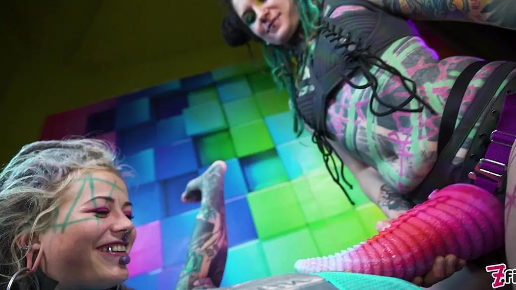 у illuz есть огромный страпон, чтобы использовать его на anuskatzz