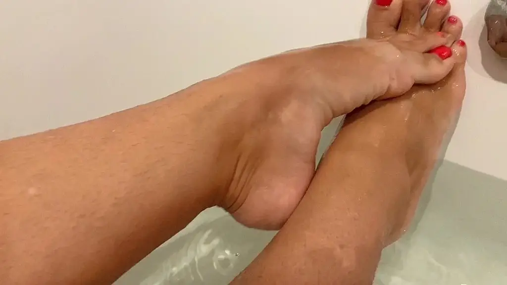 фетиш на ноги, биф-ноги с красным педикюром на пальцах ног