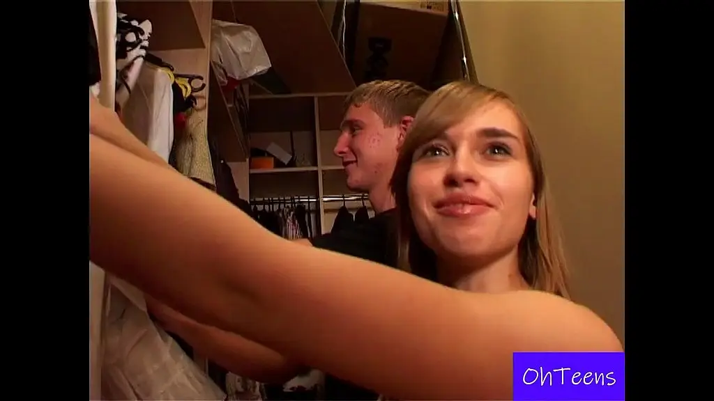 пол и катаринка выбирают платья