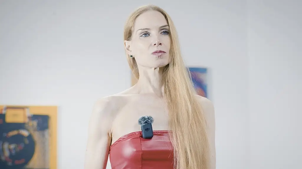 глубоко внутри ее задницы и рта