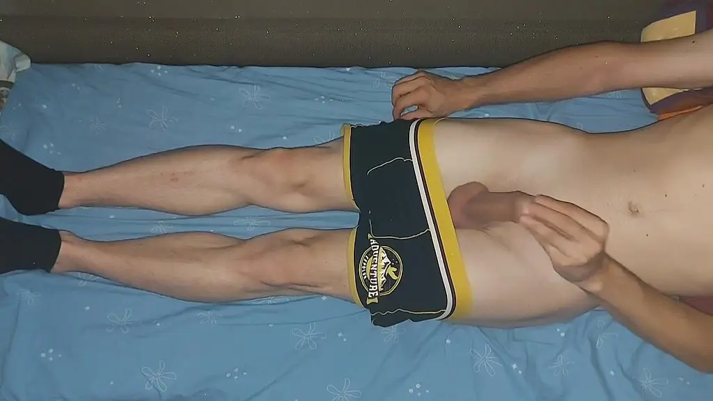 горячая студентка в черных боксерах кончает после занятий