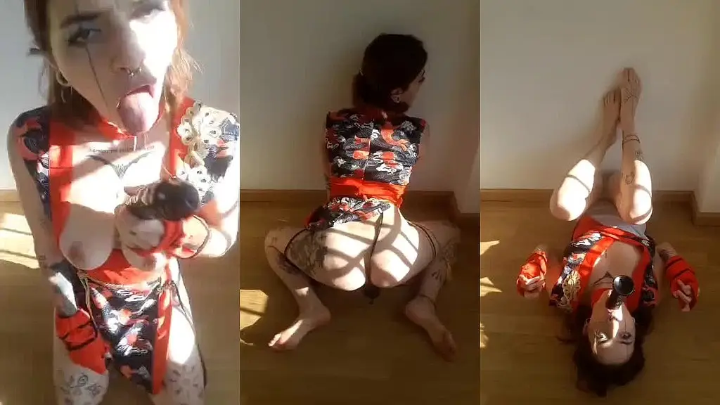 черный дилдо гейши, одетой в позу