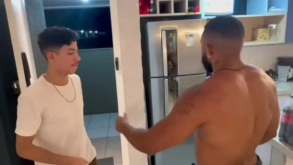 fui fazer uma entrega pro morador eo puto quis me agradar no meu primeiro di trabalho