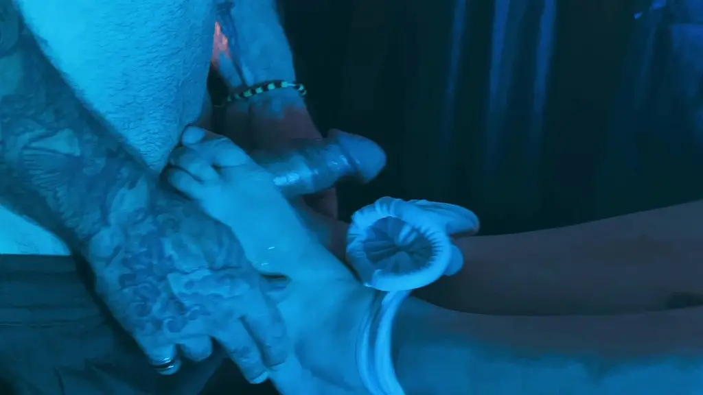 от твоих ног мой член твердеет