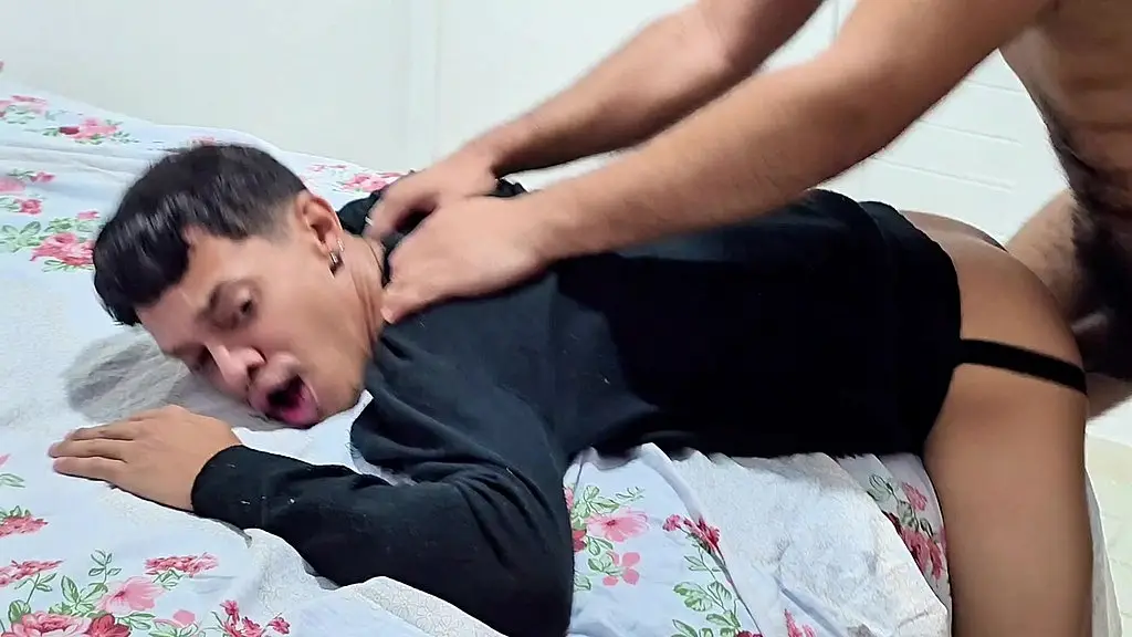 apostou e perdeu o cuzinho na aposta, dotadao empurrou e ele gritou