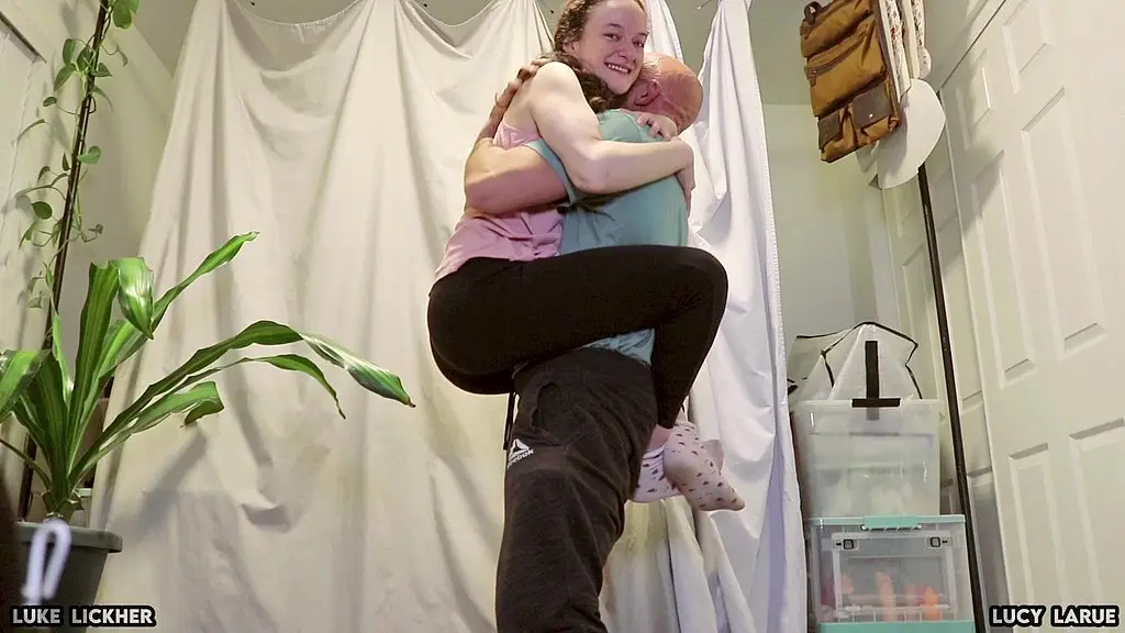 Люк и Люси поднимают и несут