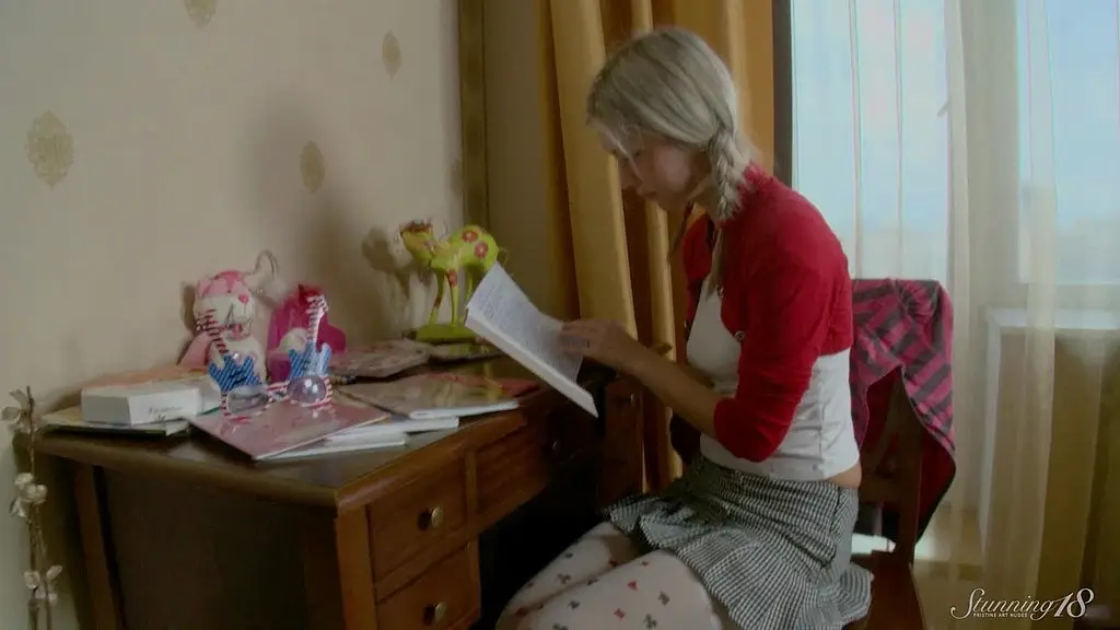 юная блондинка Эланна набивает свою задницу дилдо!