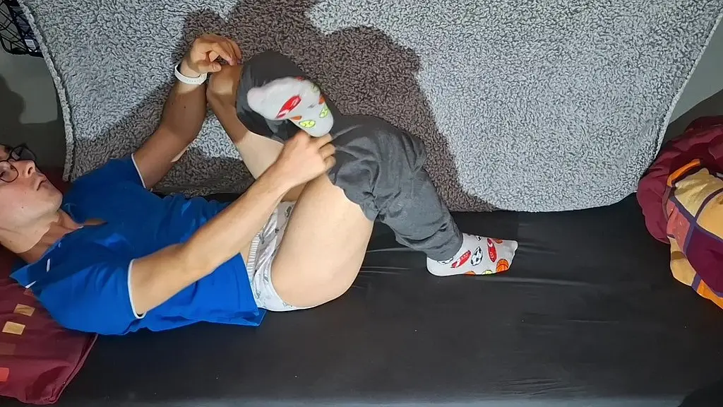 мамочка поставила камеру в моей комнате, и теперь она знает мой маленький секрет 