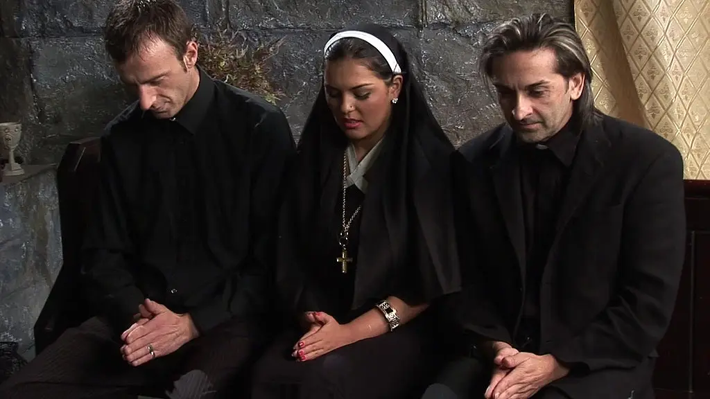 Жасмин Блэк и Стейси Саран трахаются священниками на скамьях