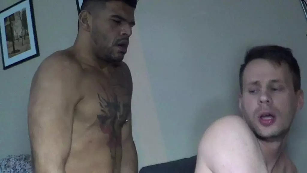 полное любительское французское порно видео домашнее с французским твинком с большим членом, которого трахают в анал их натуралами