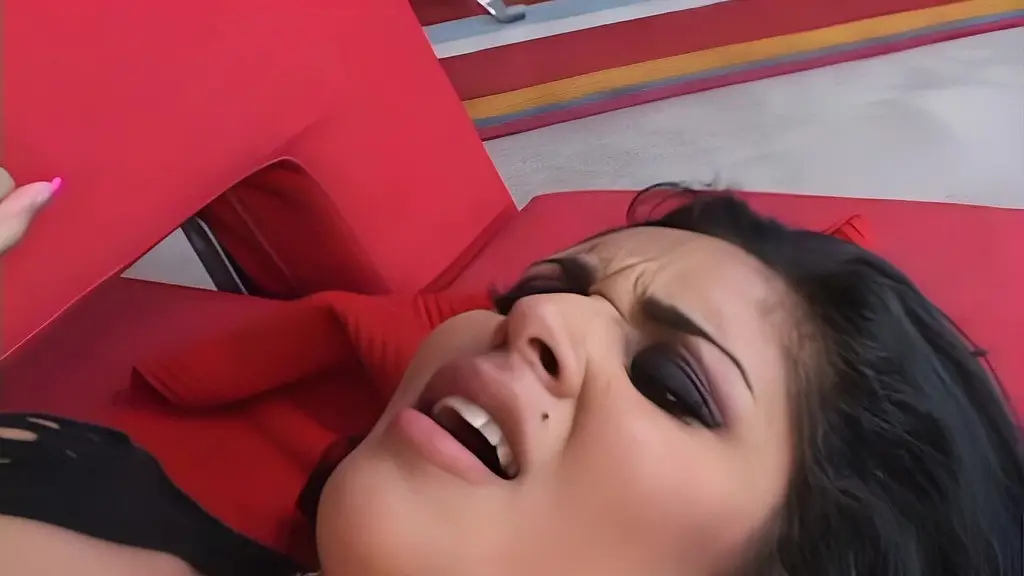 она использует это, чтобы получить максимум от своих коллег по съемочной площадке, и этот чувак получает массу удовольствия, принимая это