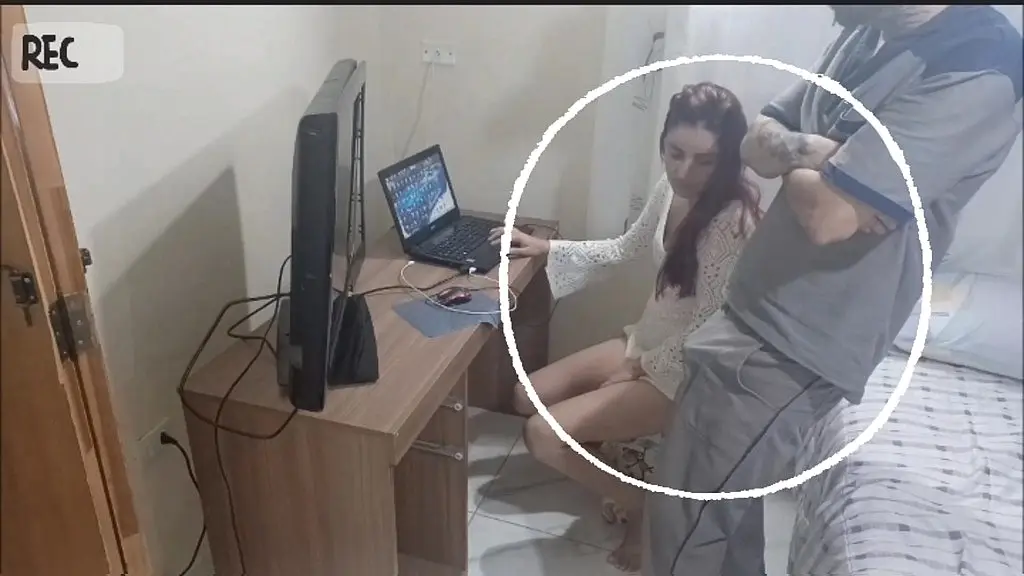 mulher sozinha em casa recebe o manutencista tarado e depravado!