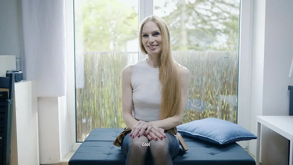 горячая австрийская милфа трахается в задницу в мини-юбке