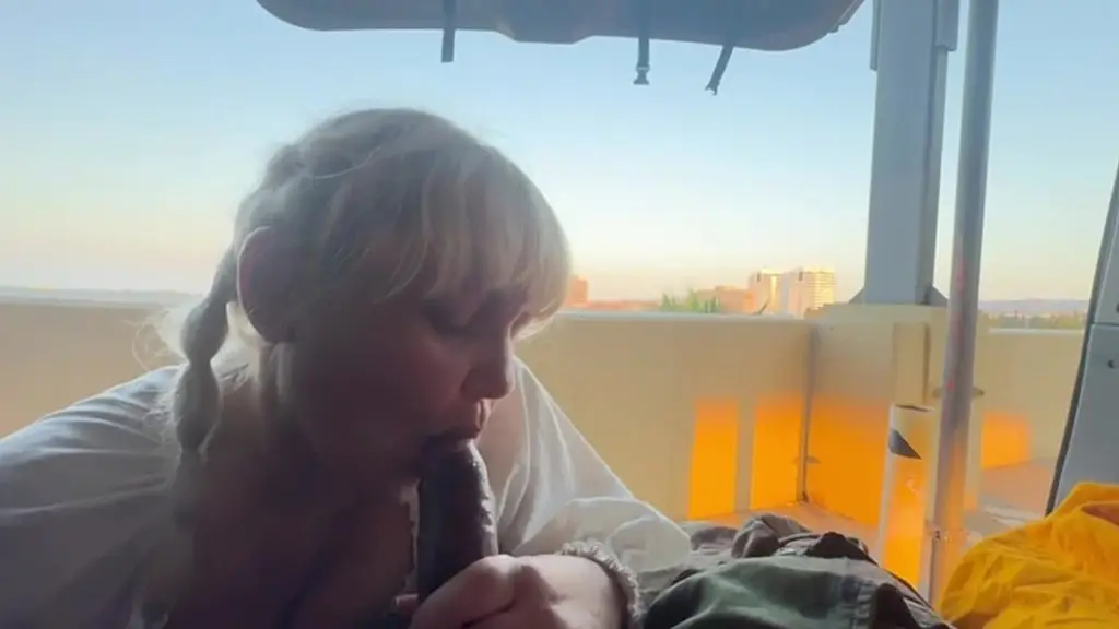 секс в машине с мамочкой на публике