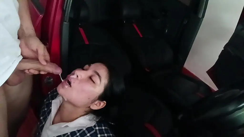 venuslatina2 - колумбийку трахают после школы на парковке мотеля... кончил ей на лицо