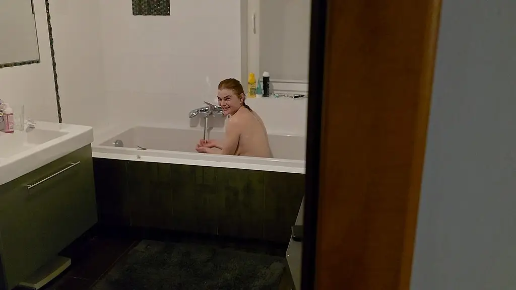 я смотрел, как моя сводная сестра принимала душ... она хотела, чтобы я зашел и помог мне с членом