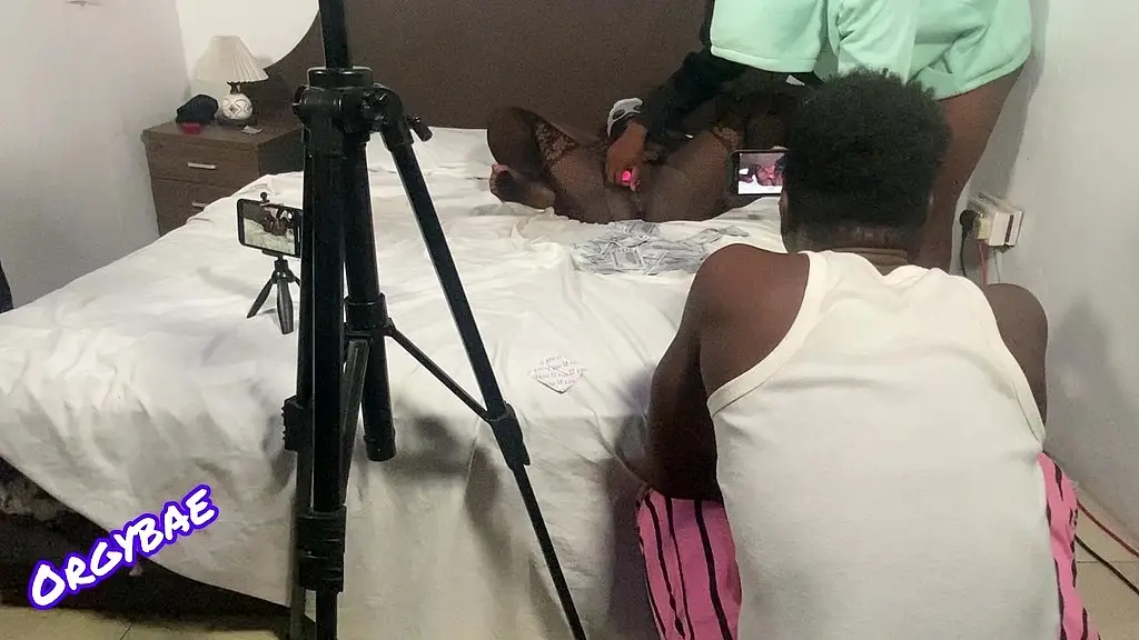 африканская шлюха с долларовым мужчиной трахается в мотеле (за кадром)
