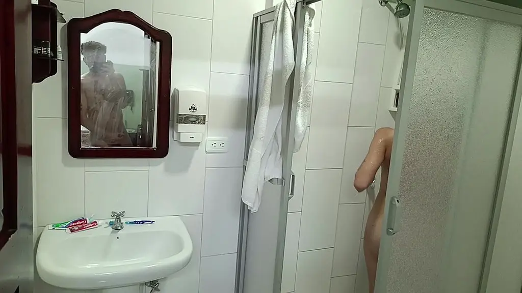 espio a la vecina mientras se ducha и terminamos follando