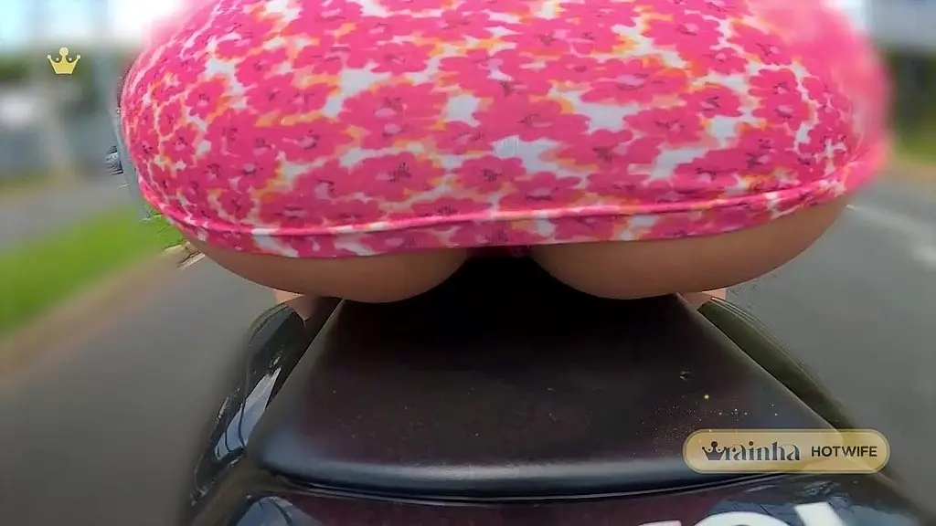 Раина Хотвайф эксибиндо ее идеальная девушка для внутреннего сидения в роли мотоцикла