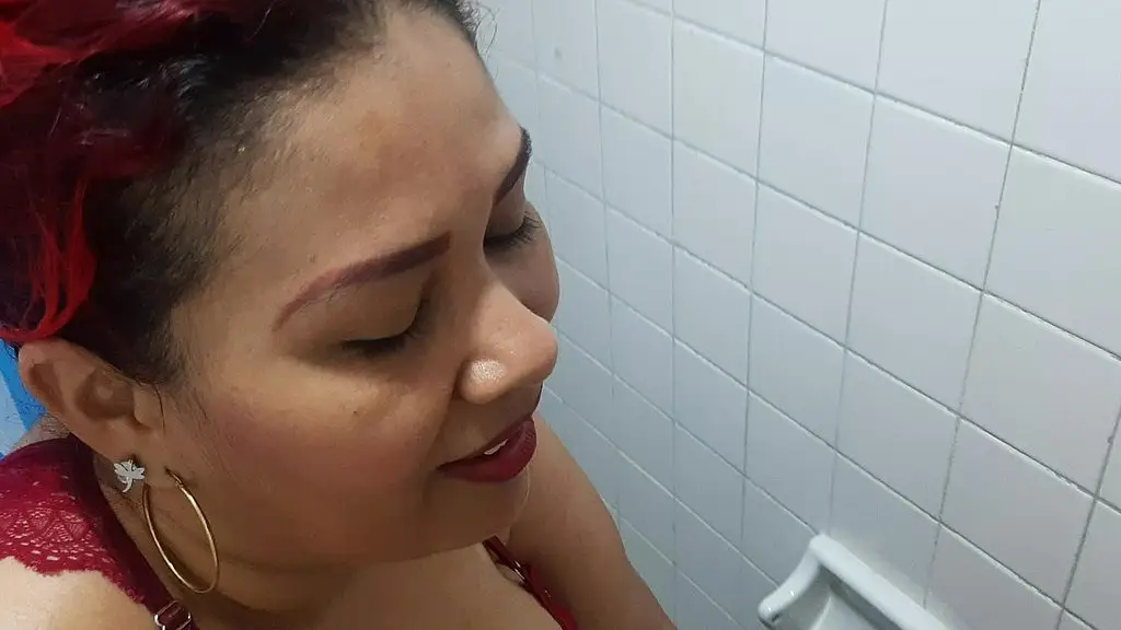 mi madrastra limpia el bano, yo quiero que chupe mi polla. parte 1. que bien chupa. pov