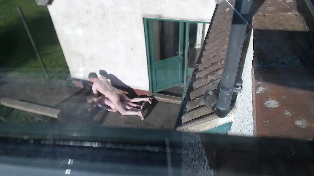 снято на камеру, как трахает секс-куклу на улице (ролевая игра)