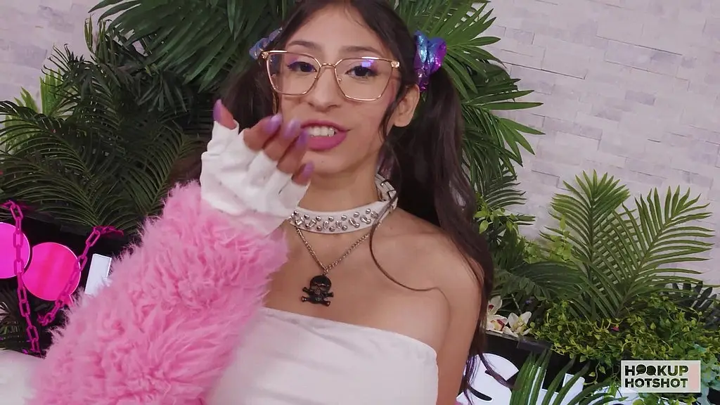 крошечная супермодель сона белла трахается с брайаном гоццлингом!