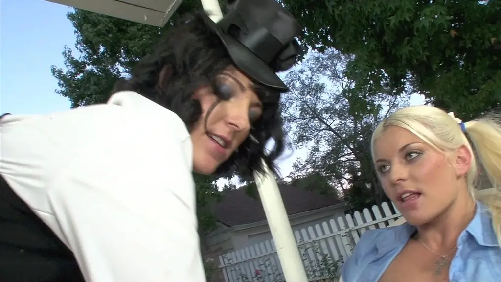 она стонала, когда он вонзил свой член ей по самые яйца, а его мошонка шлепала по ней