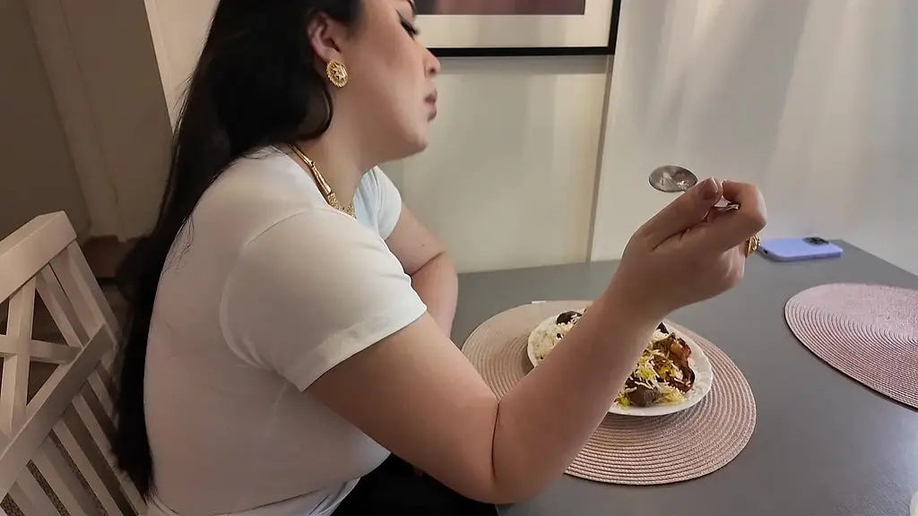 я трахнул свою персидскую сводную сестру с большой задницей, потому что чувствую запах ее мокрой киски