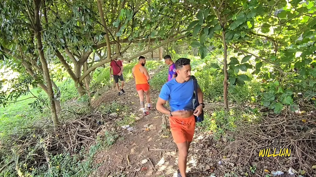 fui fazer trilha e acabei em uma suruba no mato