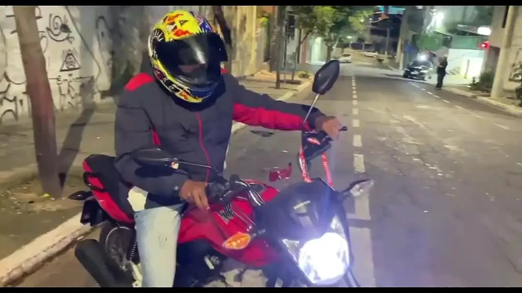 recebi uma entrega e pedi pro entregador subir. он пришел ко мне как письмо и помог мне леить на бока. - часть I