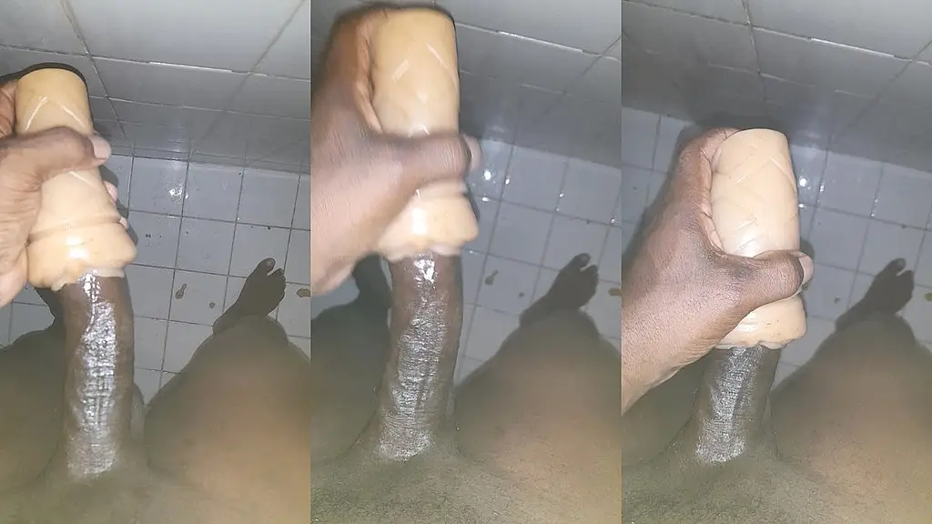 дрочит с помощью fleshlight