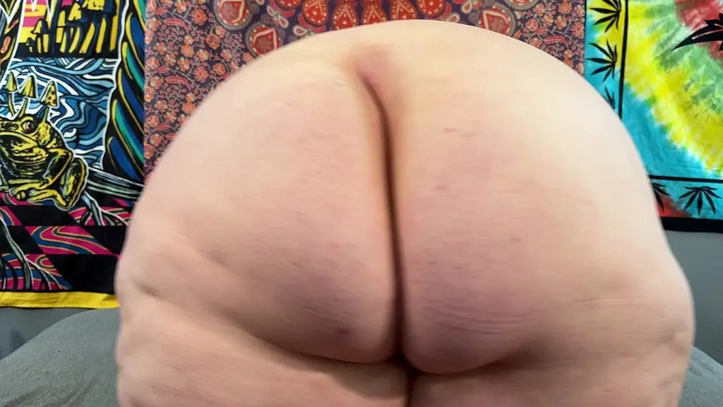 кайла пич сидит у меня на лице!