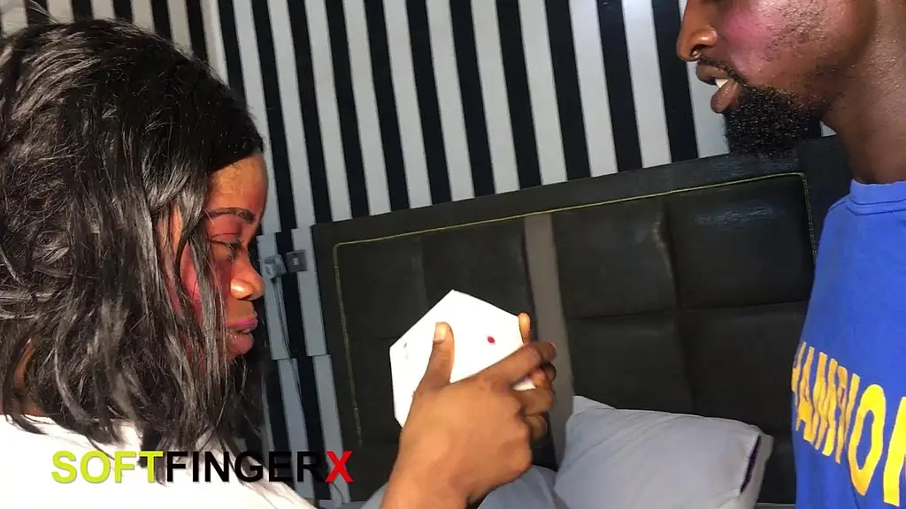 ее заботливый муж подарил ей розу, но оказалось, что это секс-игрушка, а он не знал