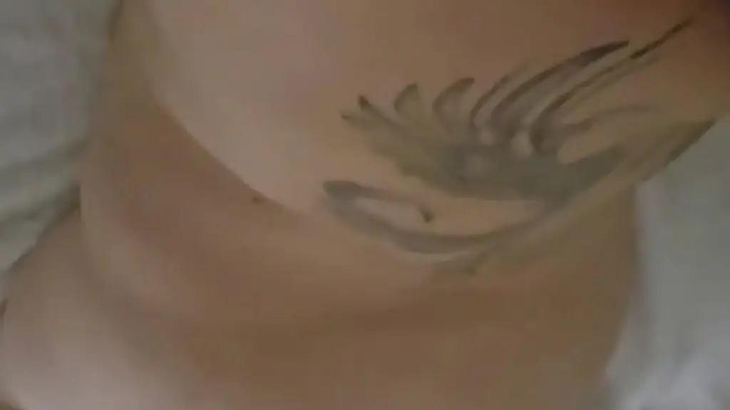 je te montres mon corps et je commence a me toucher.. tu veux en voir plus? ...