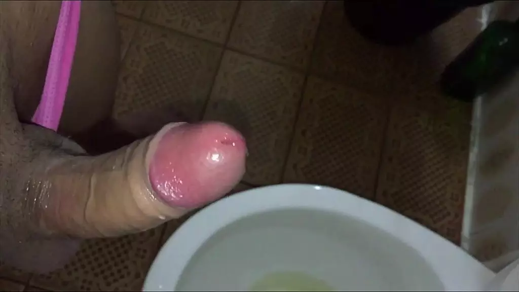 я пошла из своей комнаты в ванную, очень взволнованная, чтобы пописать и кончить. мама пришла в гости в комнату