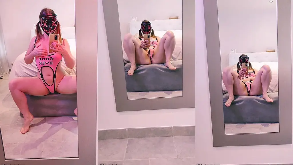 j adore me regarder quand je me caresse