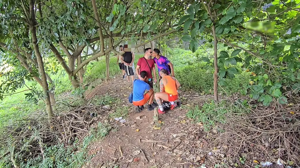 garoto passivo oferece o cu nas trilhas dos casados