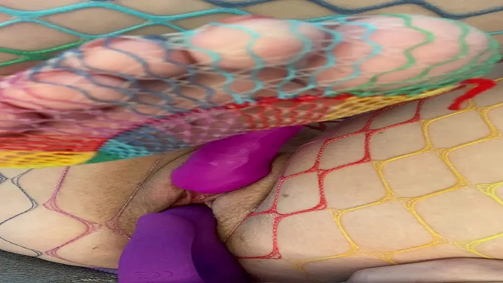 aujourd’hui je porte un petit haut qui laisse apparaitre mes tetons tout dur...