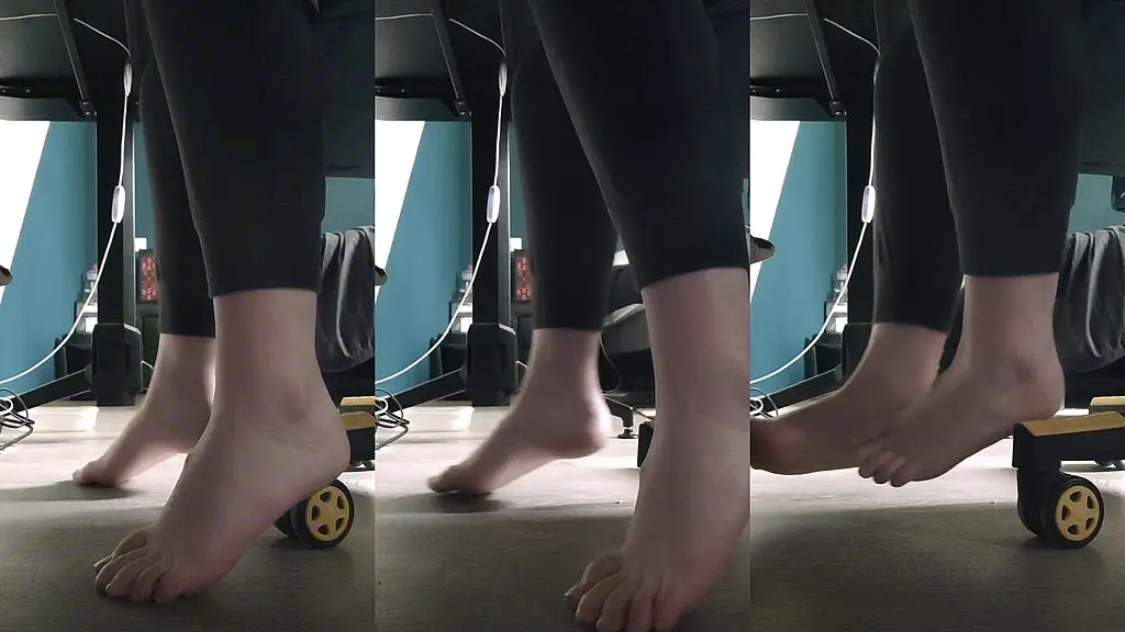 entrain de jouer sur mon pc tu aimerais etre sous mon bureau et prendre soin ...